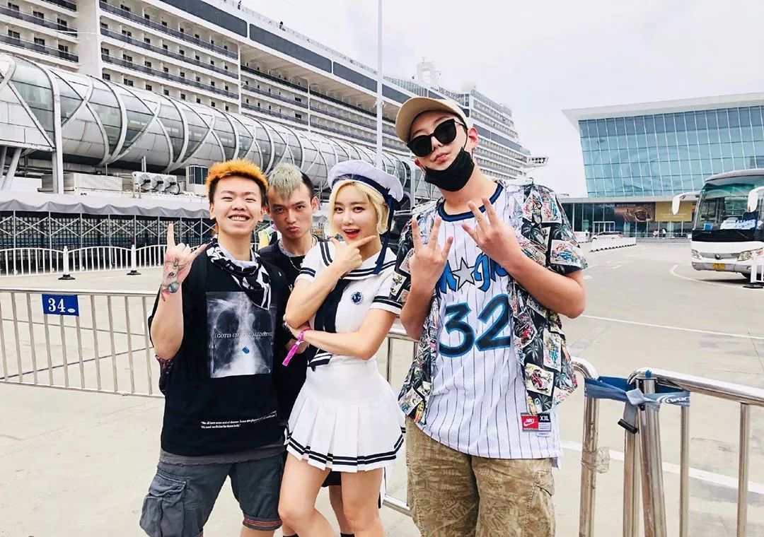 深蓝儿童(indigochildren),由小安迪,爱可小和氧气哥组成的团体,成立