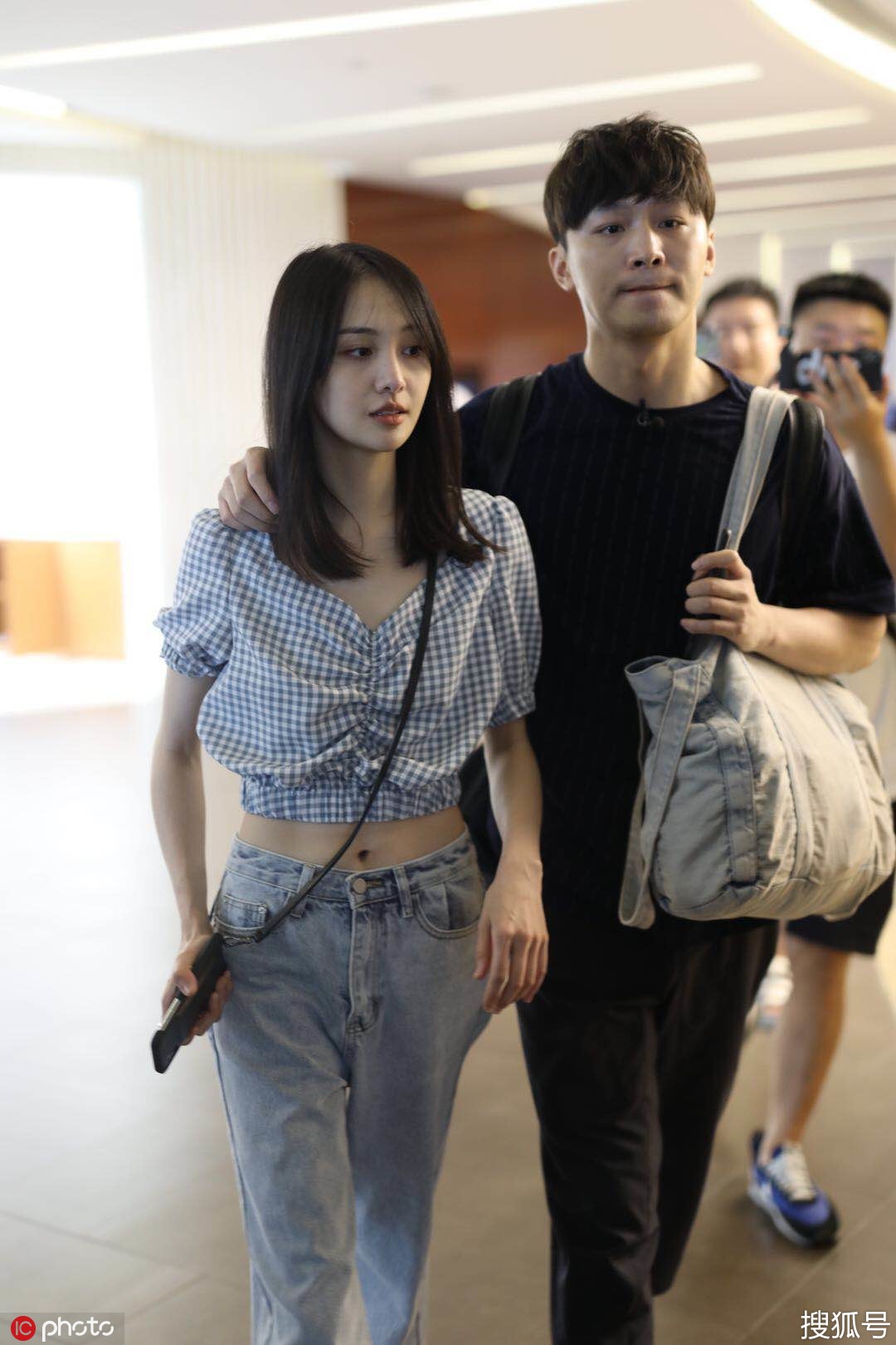 郑爽要生三个娃?情侣二人现身男友表情“凝重”