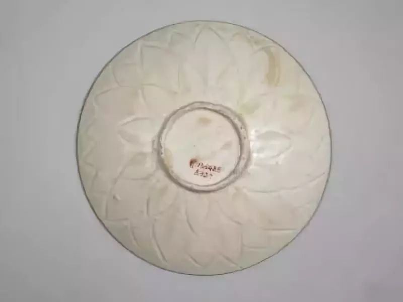 定窑白釉刻划花内荷莲外莲瓣纹盘北宋颜色釉定窑钧窑天蓝釉葵口盘