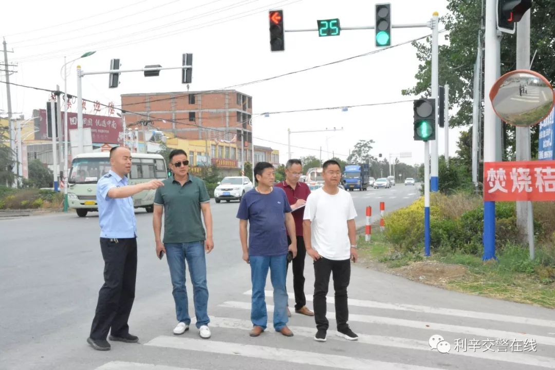 排查中,城关镇镇长李子全,副镇长闫琦,交警大队大队长程立峰及中队长