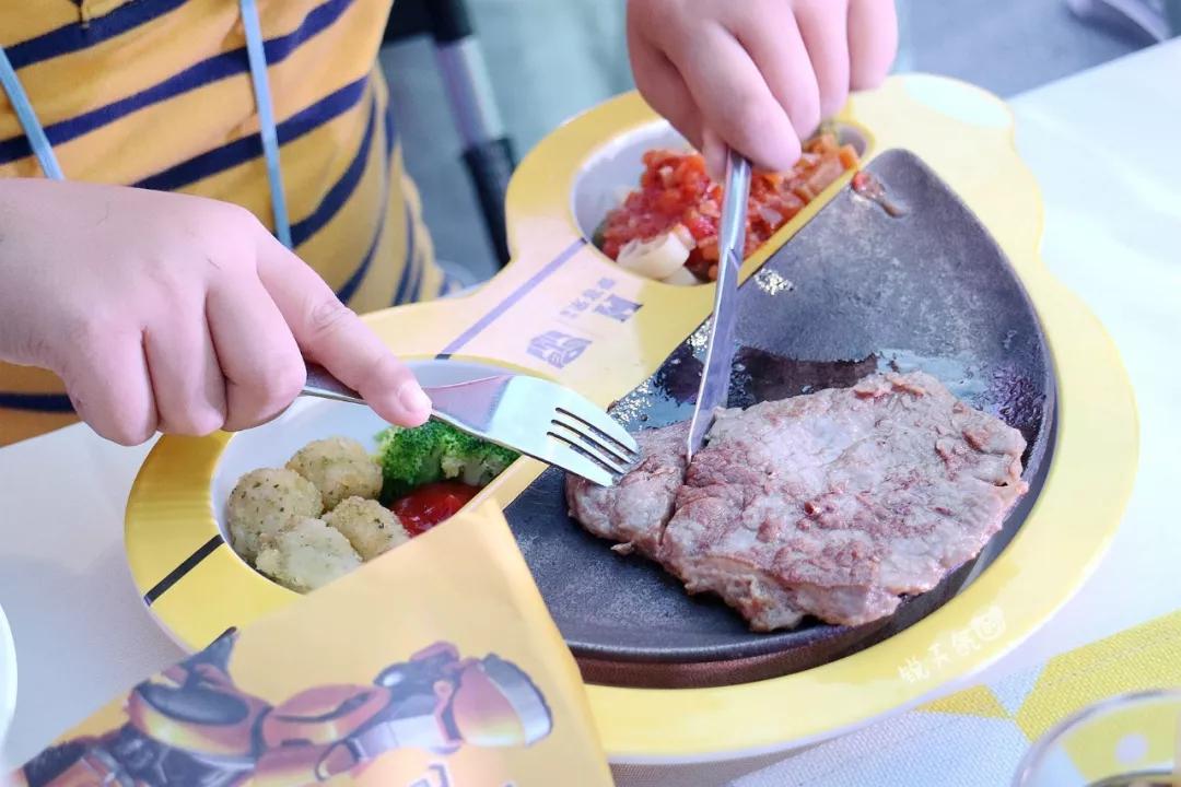 26年的豪客来牛排新推出嘟嘟牛排儿童套餐吃后只想当个小孩