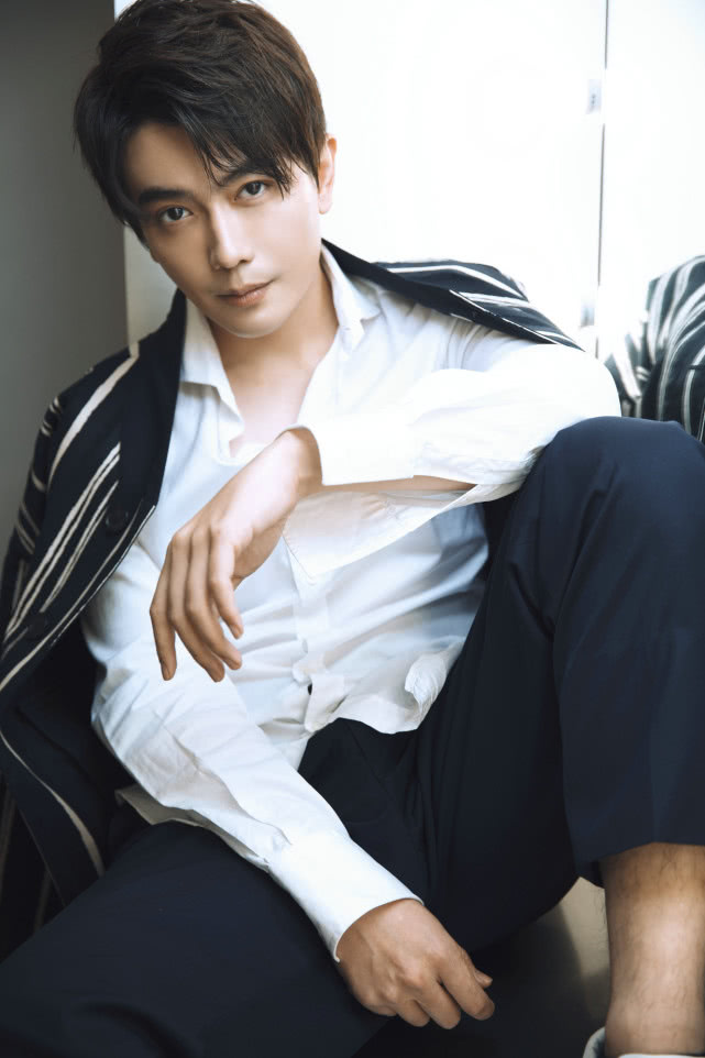穿白衬衫好看的明星登热搜,极具潜力的宝藏演员李亭哲