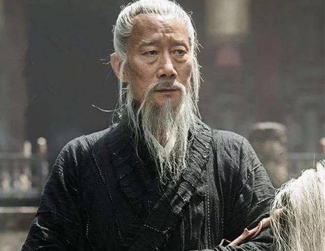 时候|老农拔掉门前一树枝，路过道士说：孙子当中必出帝王！结果成真