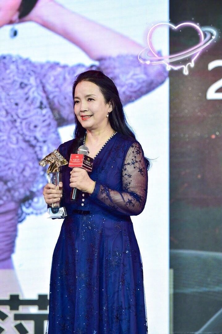 老演员晒照从不修图,吕丽萍除了皮肤黑,就剩下身材胖了!