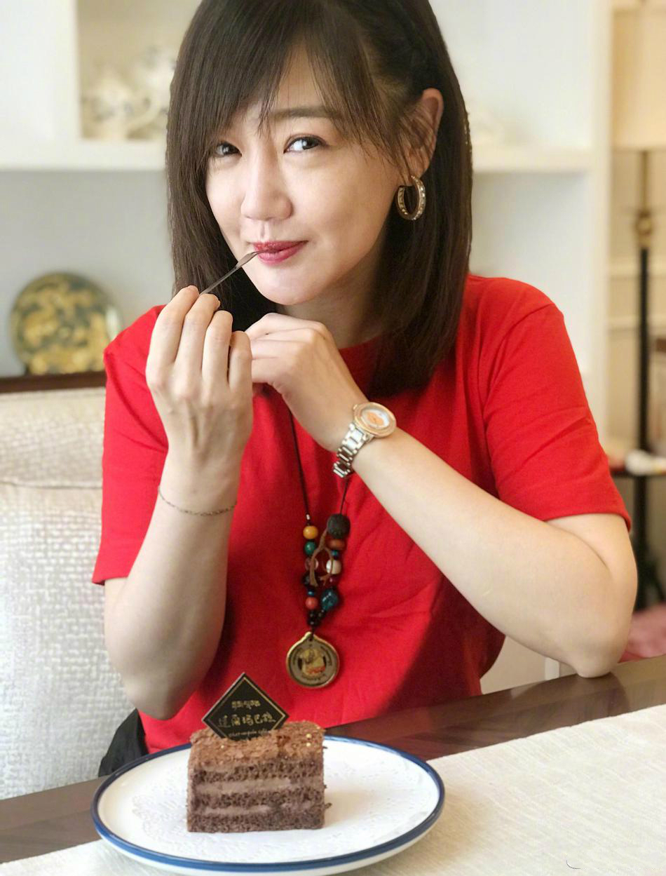原创胡歌前女友薛佳凝晒美照居家穿搭很文艺完全看不出是40岁的人