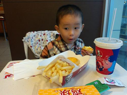                     孩子睡前，让孩子饿着也比吃这4种食物强，对肠胃不好，影响发育