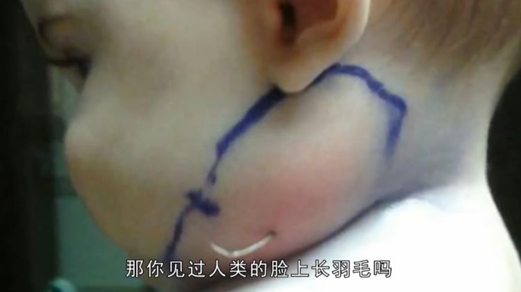                     原创            1岁宝宝脸上长出5厘米羽毛，有个阶段宝妈要注意，娃抓啥吃啥
