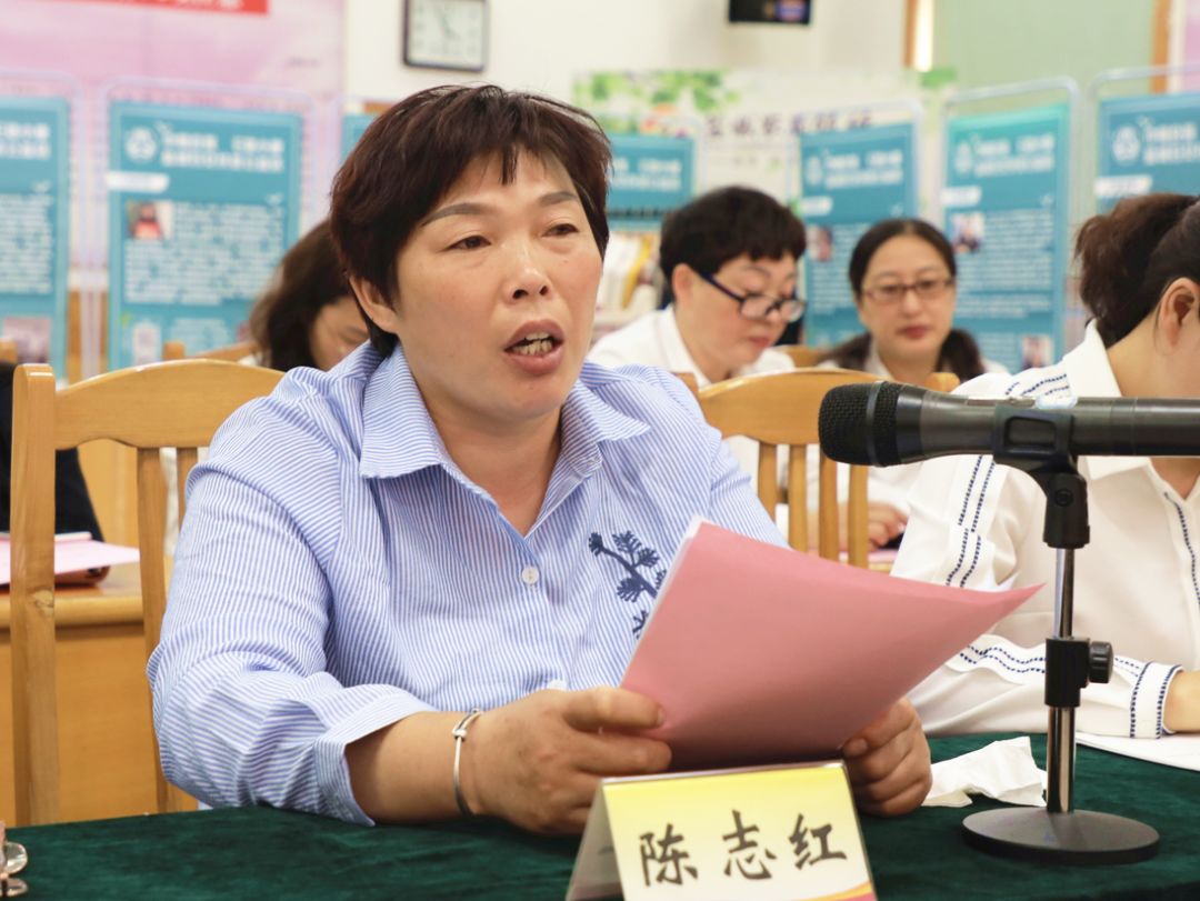 人作表态发言。△市妇联发展部负责人宣读“巾帼有情 爱心消费”倡议书。△脱贫妇女代表李利芹、陈志红分享