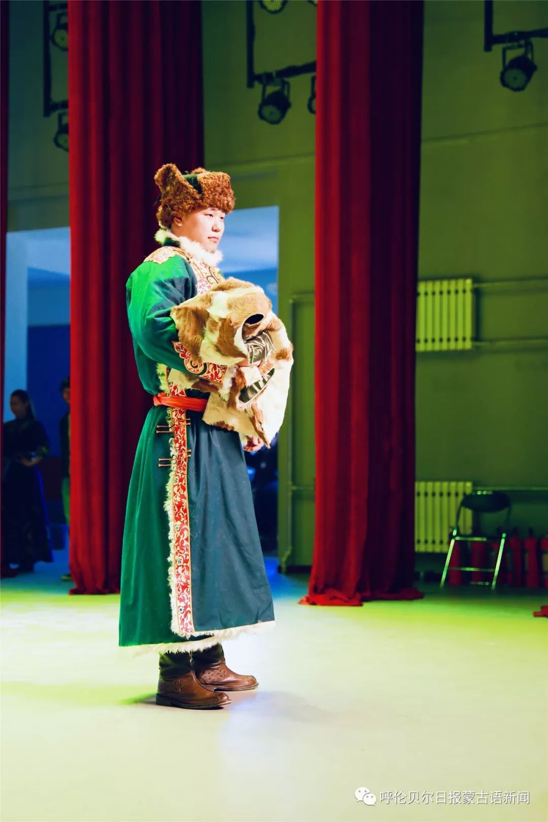 第三届鄂温克族服装服饰大赛 掀起最炫民族风（Mongol）_呼伦贝尔