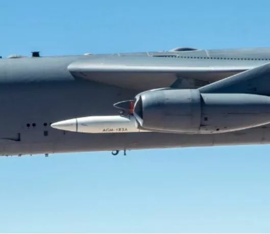 agm-183a空射高超声速助推滑翔导弹原型机首次系留飞行试验的现场照片