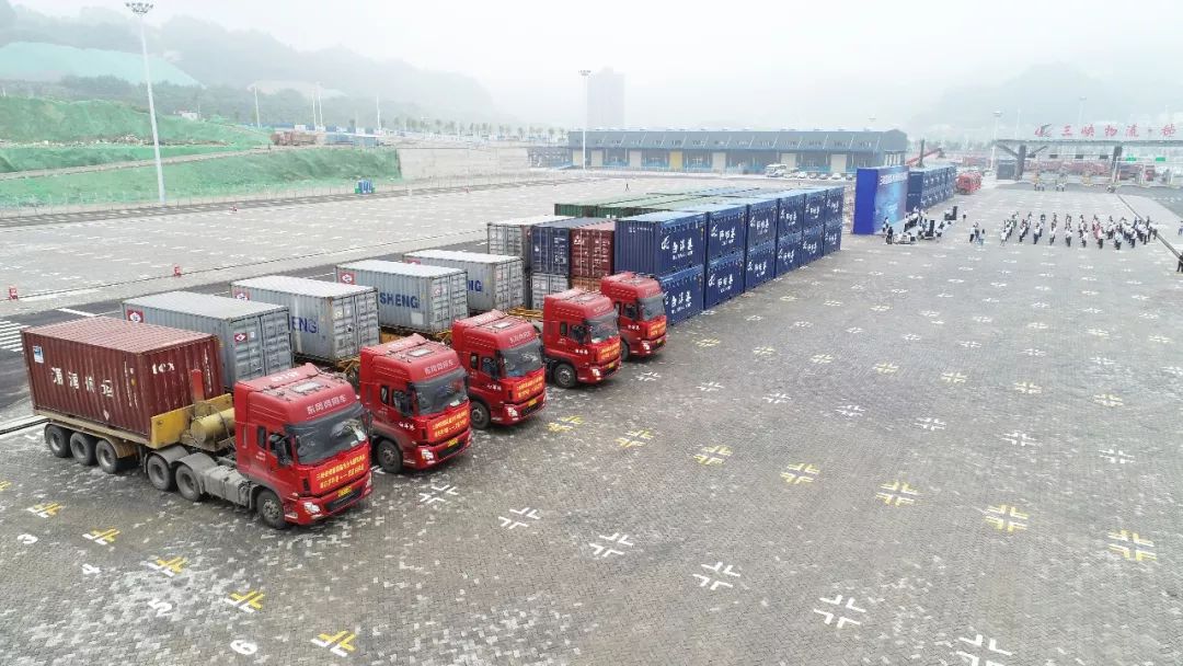 这些大家伙神速翻越三峡大坝!视频告诉你背