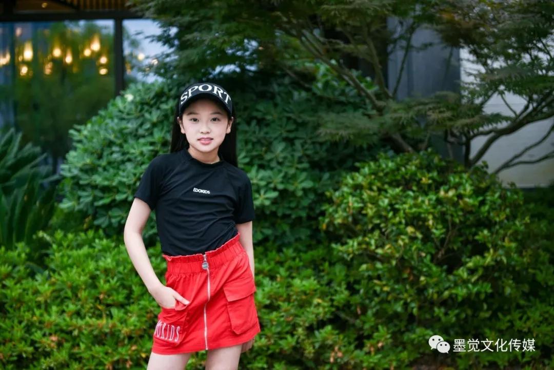 (邓子璐上台作为开奖嘉宾开奖(邓子璐表演节目《梦