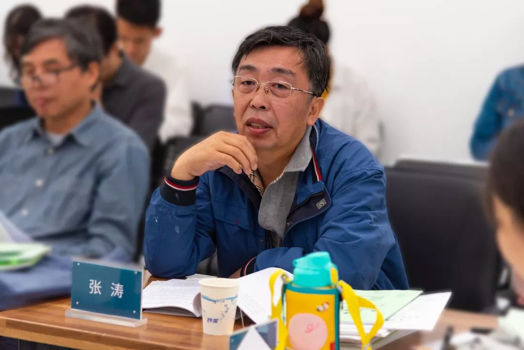 油画2组答辩委员:张涛 教授 上海海事大学油画2组答辩委员:顾欣 副