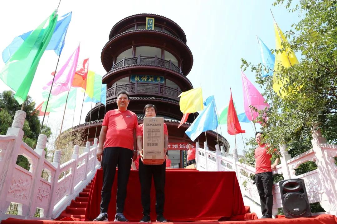 公司常务副总经理刘道峰为获得二等奖的两名选手颁奖