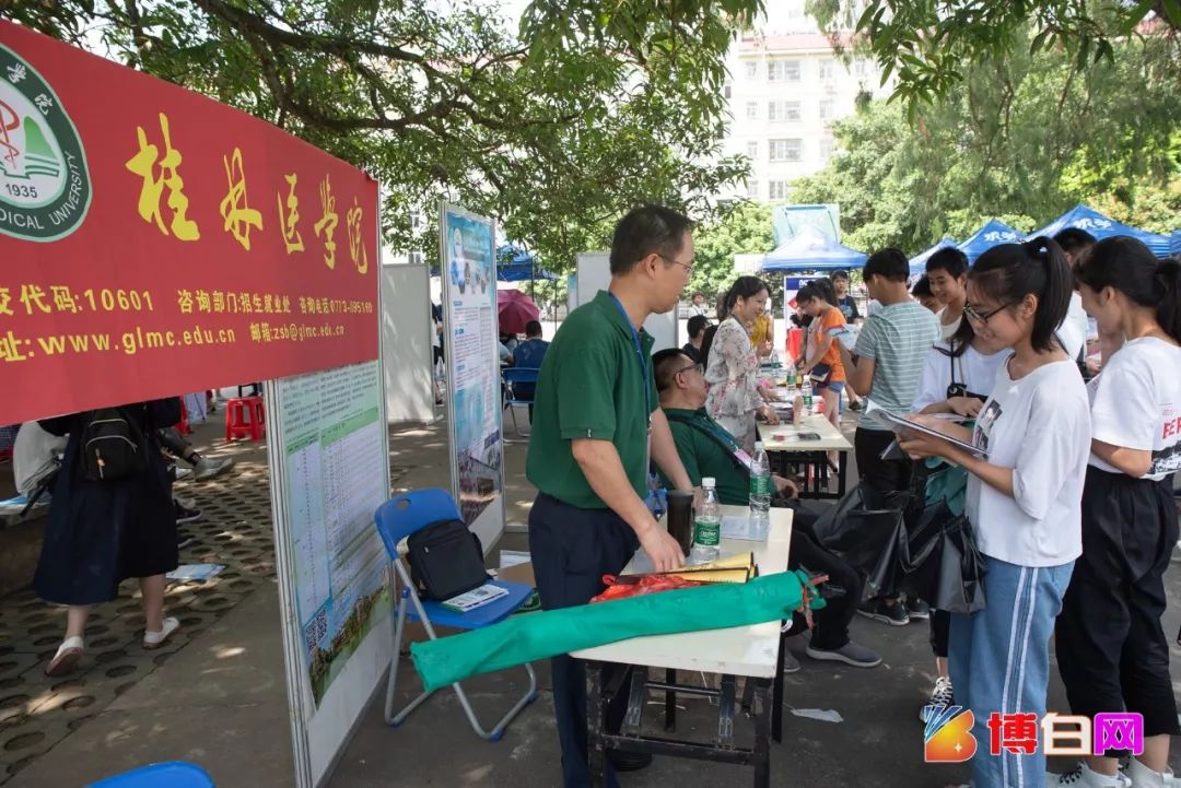 史无前例!今天,两辆大篷车开进了博白县王力中学