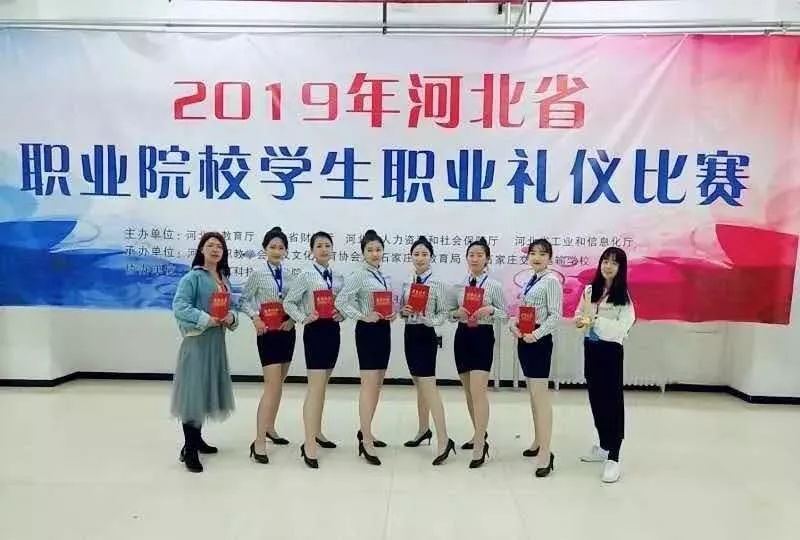 从发型,校服穿着,文明用语,遵守秩序,卫生清扫保持等方面入手,培养