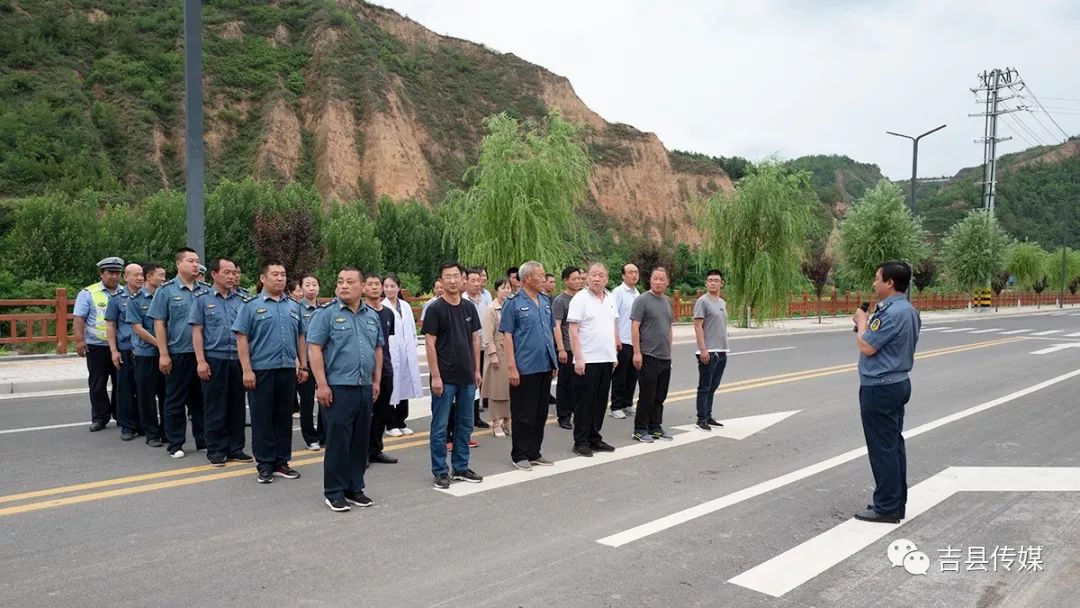 吉县新城一场道路交通事故救援正在进行……