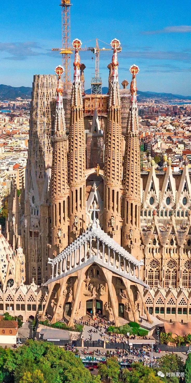 没错,这座可称得上是西班牙最著名建筑的本名就是"圣家族教堂".