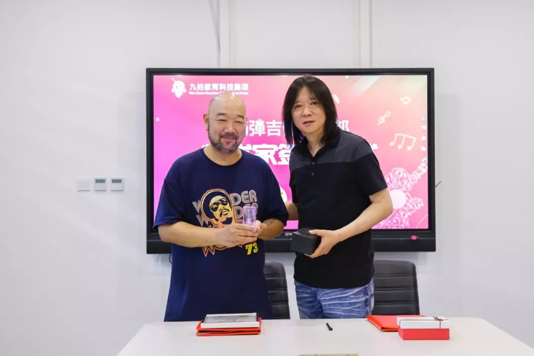 李红育老师为刘文泰先生颁发聘书签约仪式现场