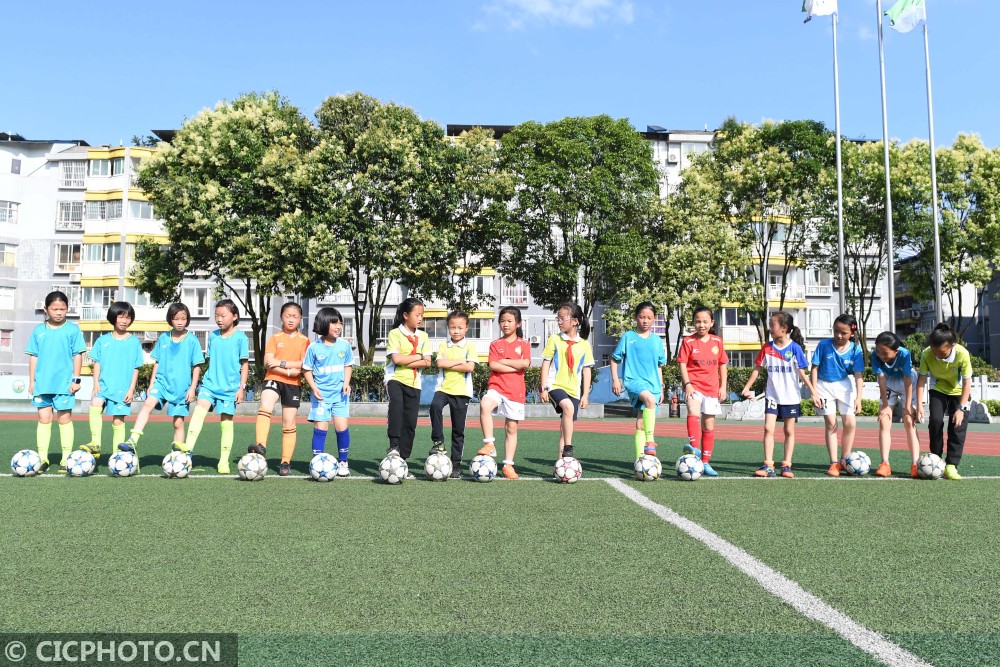 2019年6月19日,贵州省仁怀市实验小学的女子小球员们在进行足球基础