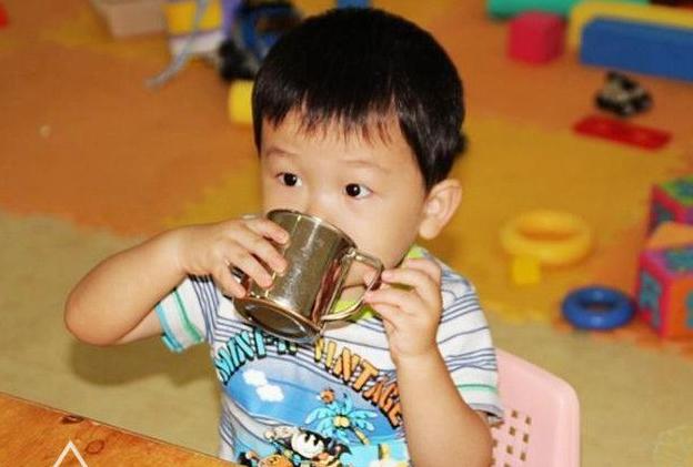                     儿科医生：夏季再热，“两捂两饮”要做好，不然小病总缠着娃