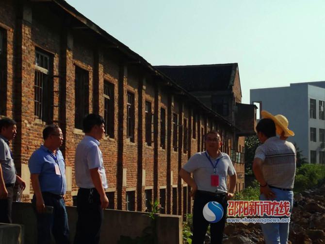 巡查完新邵三中考点之后,又来到新田铺镇中学基建现场督促基建