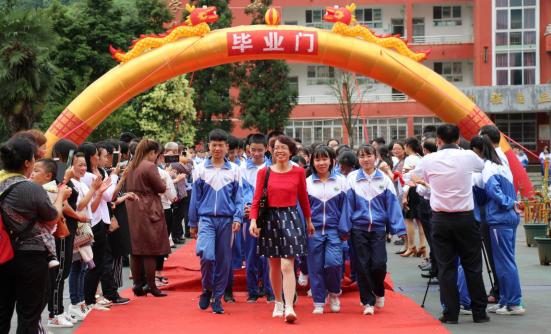 六枝特区第三中学举行2019届九年级学生毕业典礼