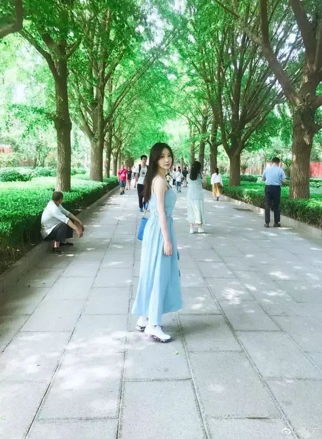 10个拍照pose,让你的照片称霸朋友圈!