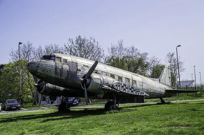 走进航空博物馆,一楼中心展区主要是介绍南斯拉夫航空事业的发展,和