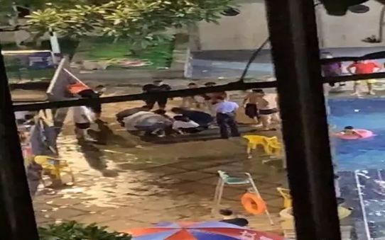                     悲剧！8岁男童小区游泳溺亡！溺水急救“黄金4分钟”一定要知道
