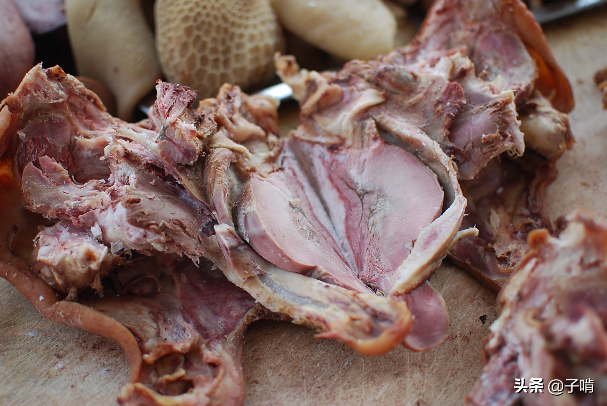 30元一斤的五香羊头肉半个羊头就能切一大包下酒啃肉吃美得很