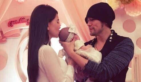                     正确的拥抱姿势是这样的，“爸爸妈妈”我喜欢这个姿势