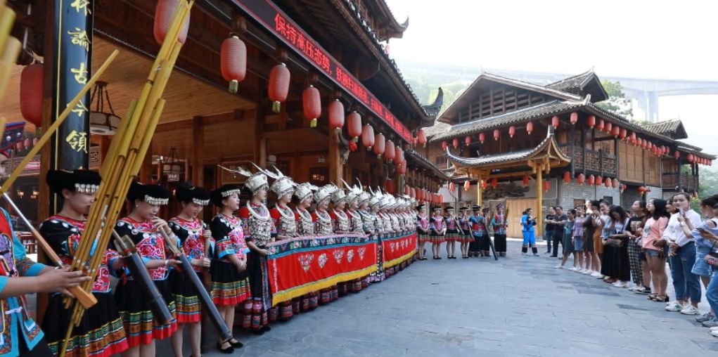 世界已知最大苗族长龙宴吊脚楼餐厅全面竣工并投入使用