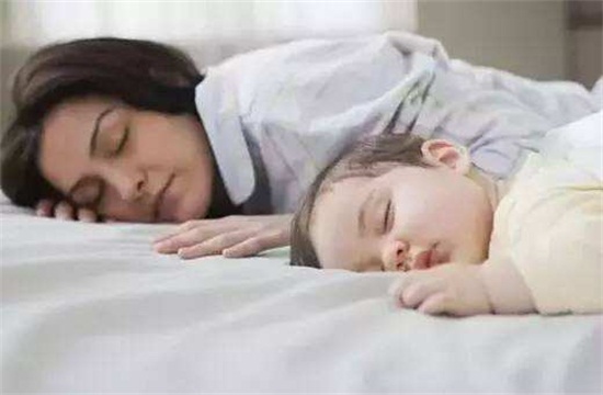                    想让宝宝独立睡小床？只需做好这3点！