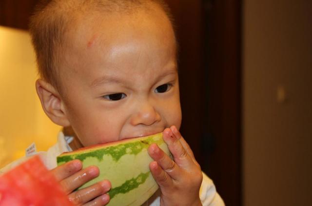                     夏季4种水果孩子再馋也尽量少吃，虽然家里都有，妈妈们也别大意