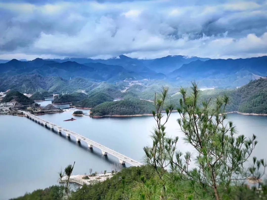早餐后,乘坐豪华游艇观 【千岛湖】 登 【安龙漫森林公园】,千岛湖