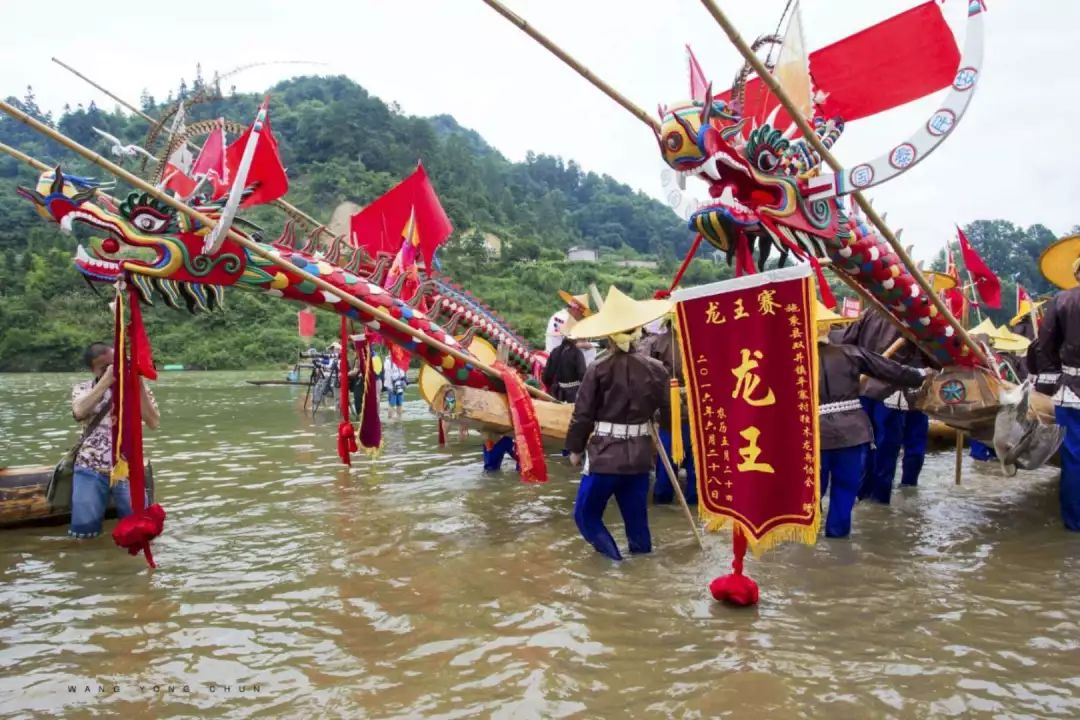 今天,我们就走进独木龙舟节的发源地——施秉·平寨,从一首《平寨之歌