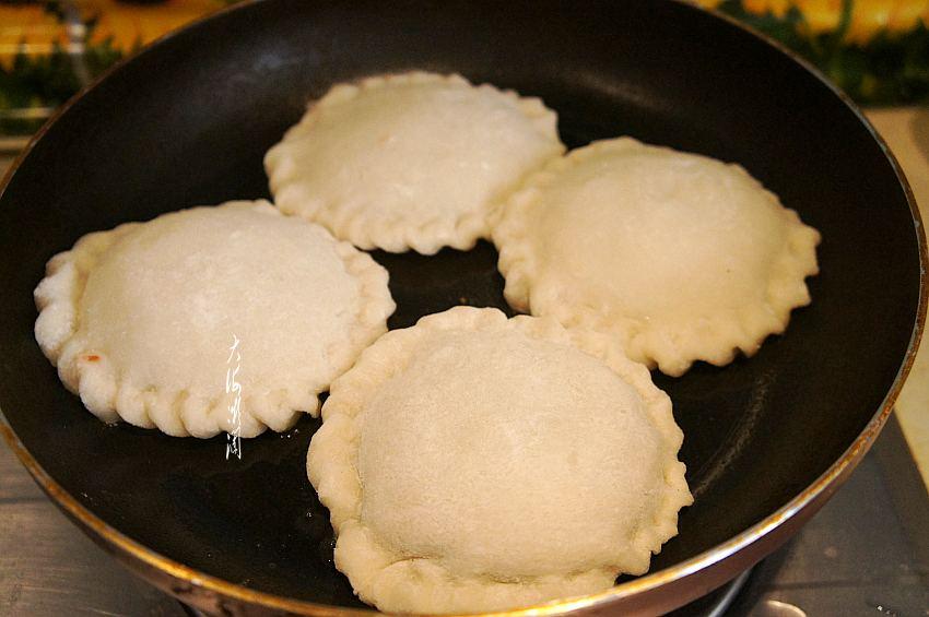 香椿煎饼：面糊中加入香椿芽，煎制而成。(香椿煎饼的做法)