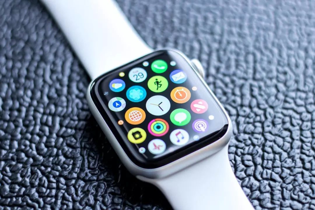 ӲӲ:ͬ˶ֱApple Watch 4ͻΪWatch GTļǿ