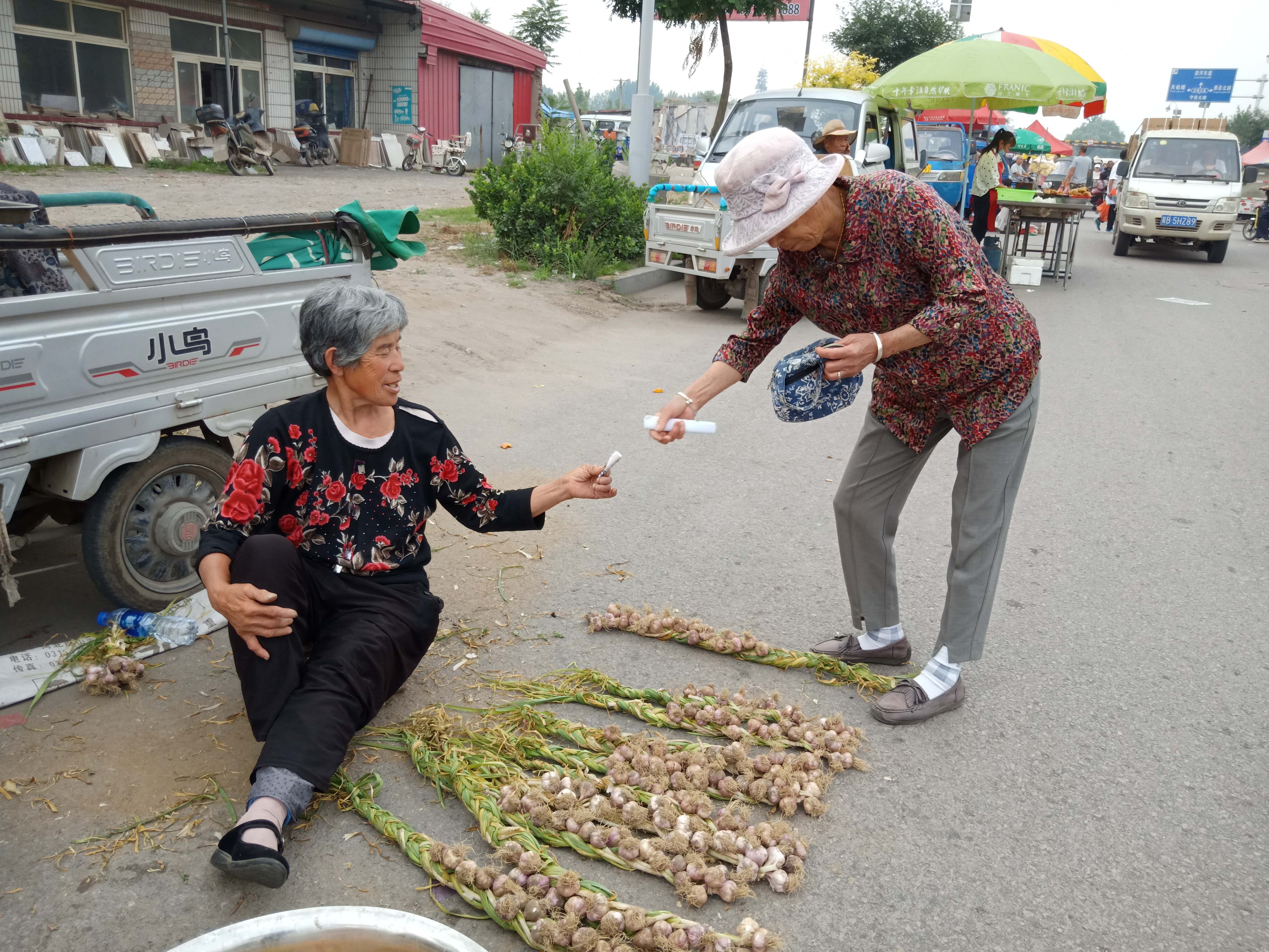 农村七旬老人卖"稀罕物",老人:从孙子这辈脱贫