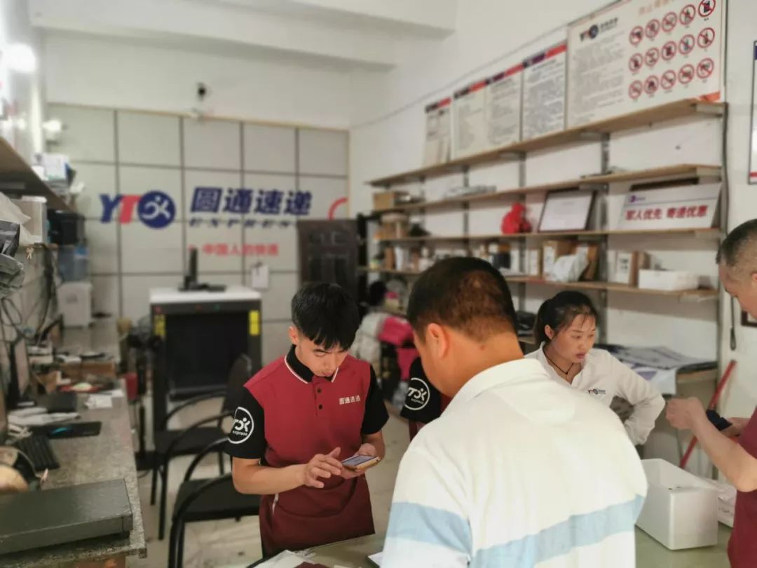 客服部负责人莫宇琴驱车5小时来到宜宾市珙县圆通营业点,长宁县圆通