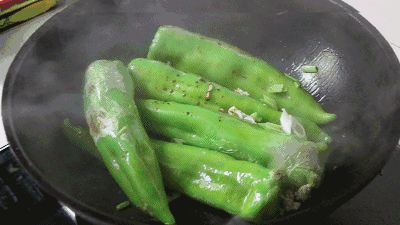 [做虎皮青椒时，直接倒油可不对，先做这一步，青椒起皮又入味]油煸虎皮青椒