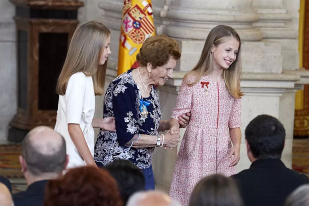 12岁西班牙小公主搀扶奶奶,比姐姐更懂事,不做