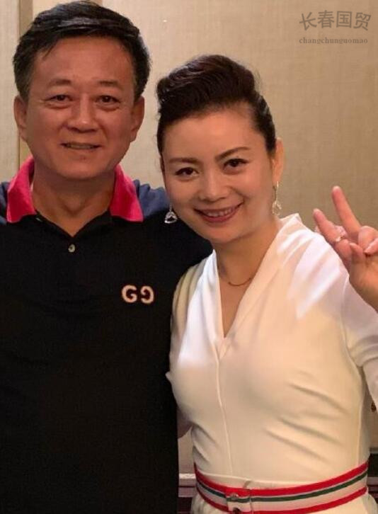 朱军与妻子合影近照曝光,面带微笑幸福恩爱_谭梅