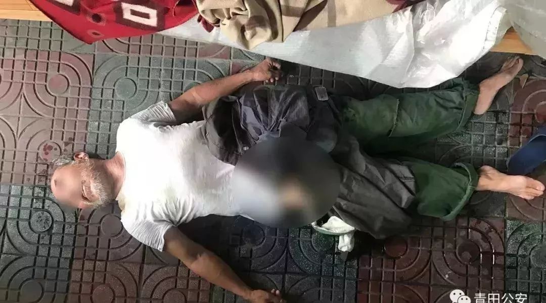 "有个老头子没穿衣服倒在地上了.