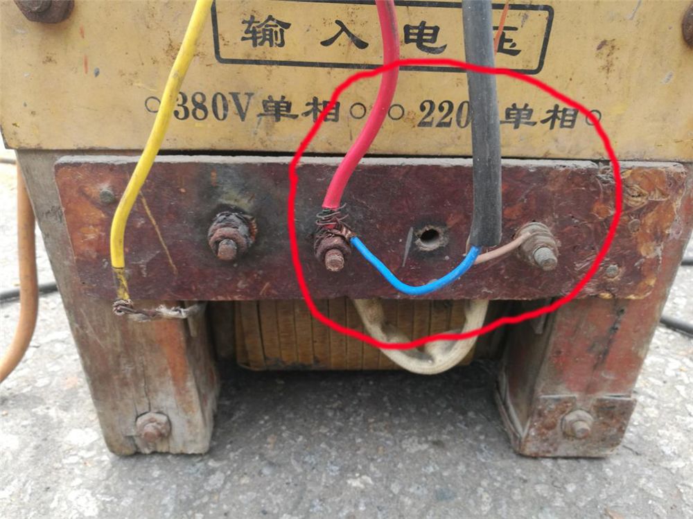经调查,事故焊机无接地端子,无接地线接入,焊机选用了380v电压输入