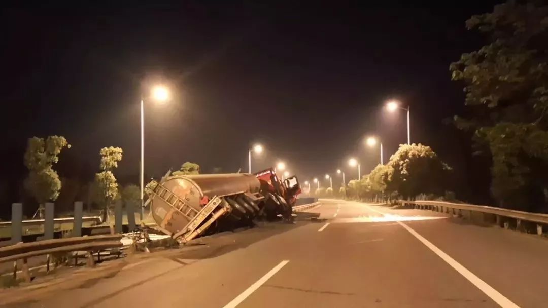 仪征发生两起交通事故,夜间驾驶风险.