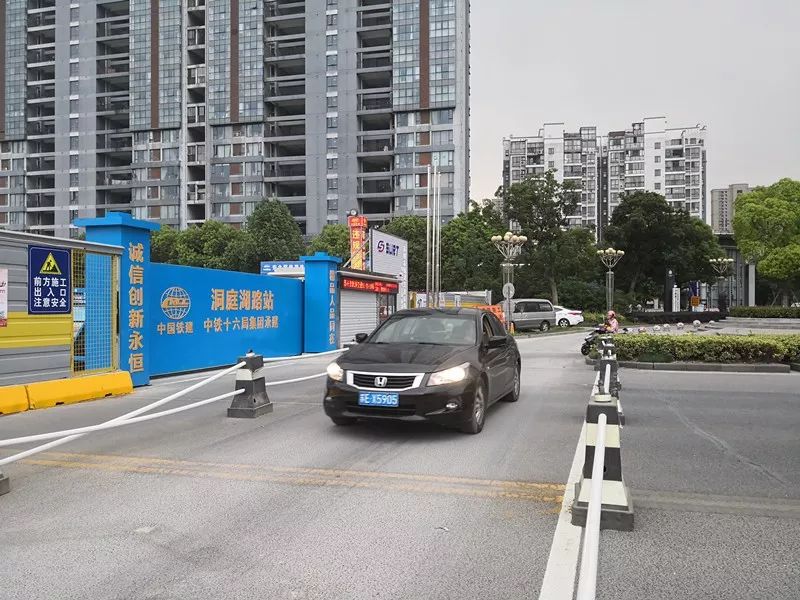 ▲在洞庭湖路站，为附近小区留有机动车和非机动车出口，方便居民出行▲