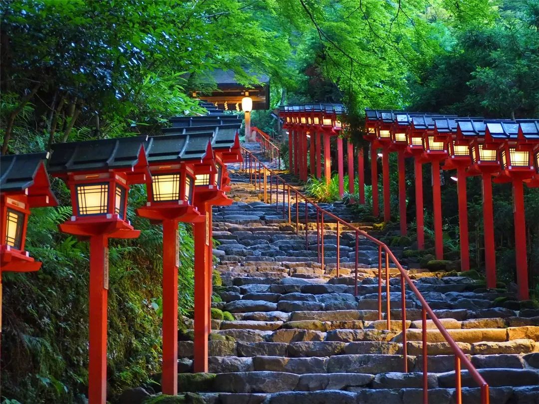 京都的贵船是著名的避暑胜地,在供奉水神的贵船神社附近,有数十家依山