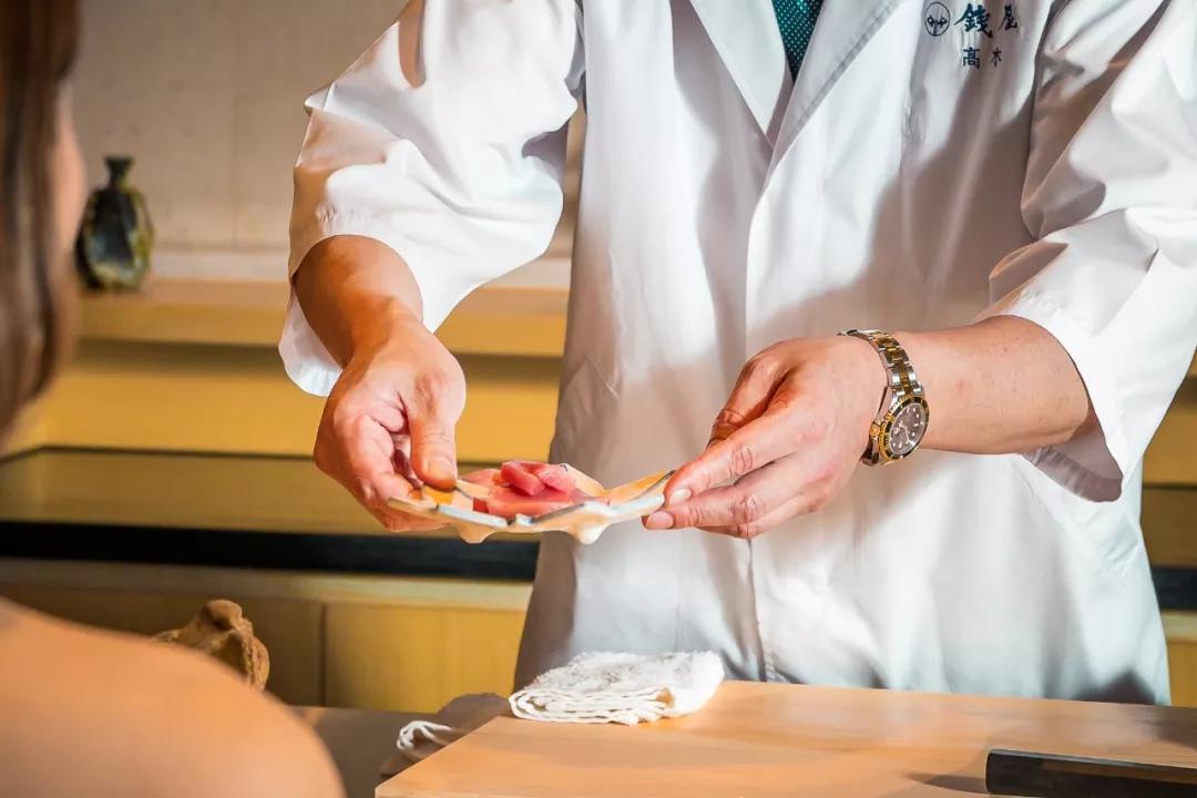 看刀切刺身是种享受，厨师对食材的熟稔及研磨数十年的技艺，就体现在这